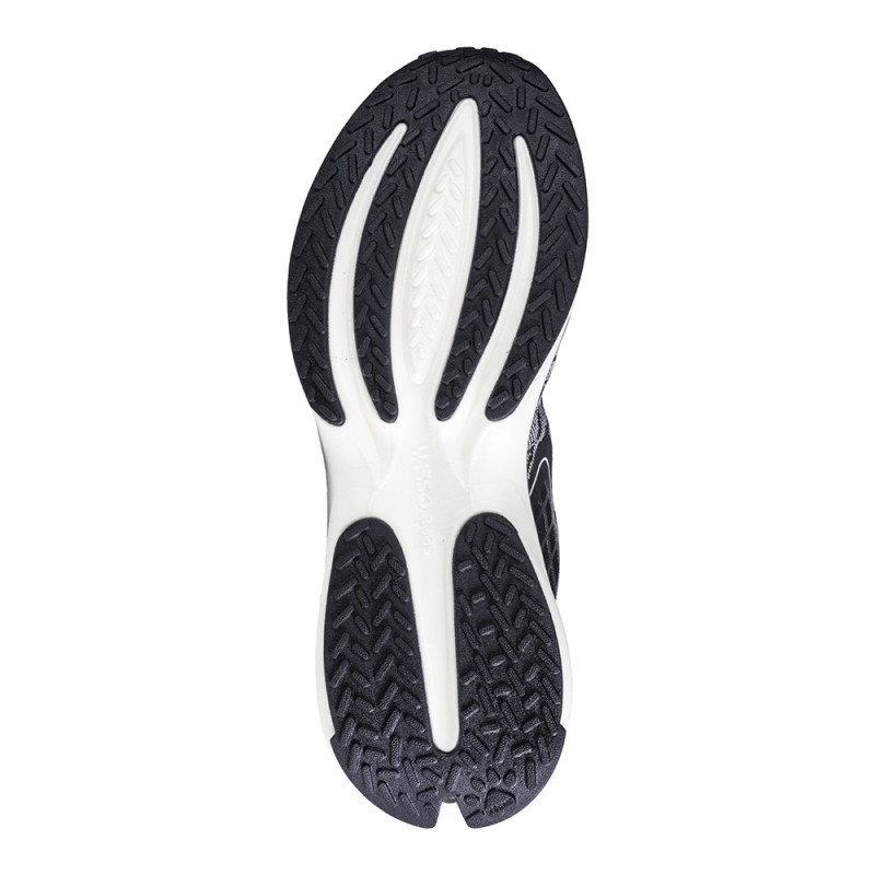 Кроссовки мужские KELME черно-белые YASSO 800 YX80125042.9003